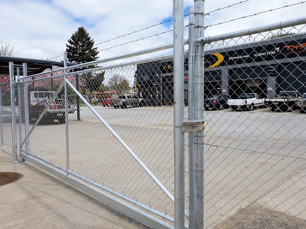Close sliding gate chainlink fence