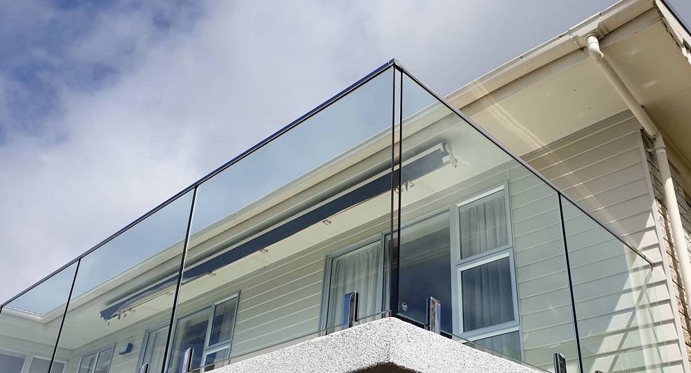 Glass with top rail